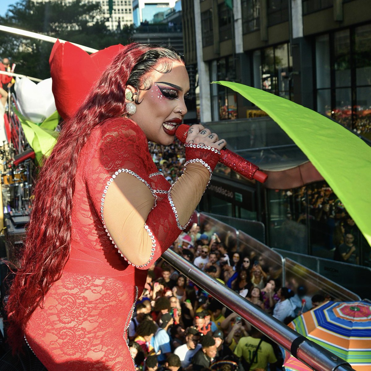 HugoGloss's tweet photo. A Avenida Paulista tá pegando fogo! 🔥Gloria Groove se jogou no lookinho vermelho e entregou TUDO em seu trio durante a Parada LGBT+ de São Paulo, neste domingo (2). A #Bonekinha sabe brincar SIM! #Proibidona? Só se for parar de dançar! Que #CoisaBoa, mammy! Maravilhosa é pouco, viu?!
🆘 Ajude o Rio Grande do Sul e saiba lugares para doações: https://t.co/7G2LA5rdp7
(📸: Eduardo Martins / Brazil News)