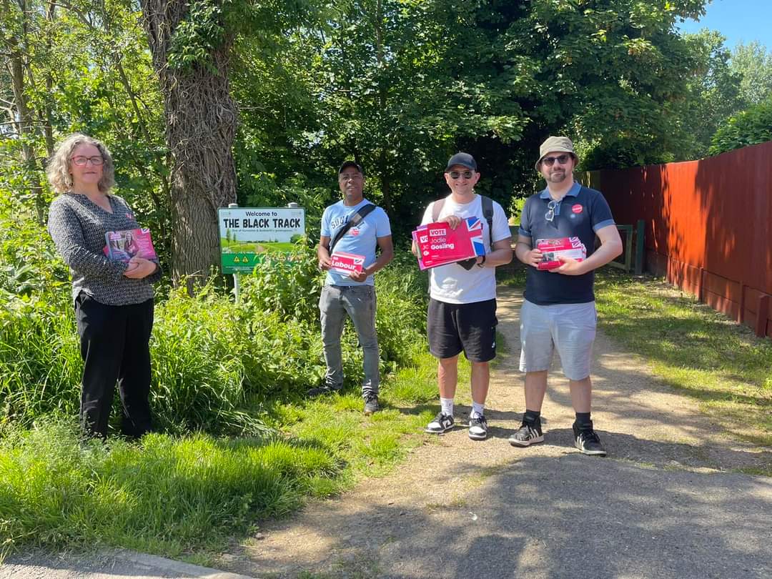 RMiddletonUK's tweet photo. Another great morning out in Nuneaton supporting Labour's Jodie Gosling. Lots of support on the doorstep. It's clear that Nuneaton wants change 

#VoteLabour #change #LabourDoorstep https://t.co/wHMYxaZ265