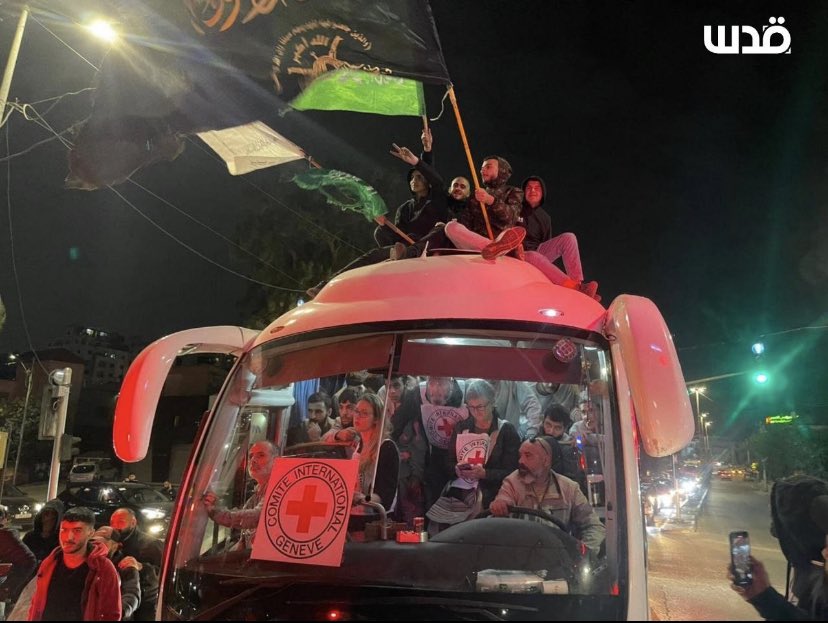 🆘 Aquí pueden observar “neutralidad” de la Cruz Roja ! Descripción de la imagen para personas con discapacidad moral: un vehículo oficial del @CICR_es con banderas de Hamás. La cruz Roja protege terroristas , a Israel lo protege Dios . #HamasEstaDerrotado