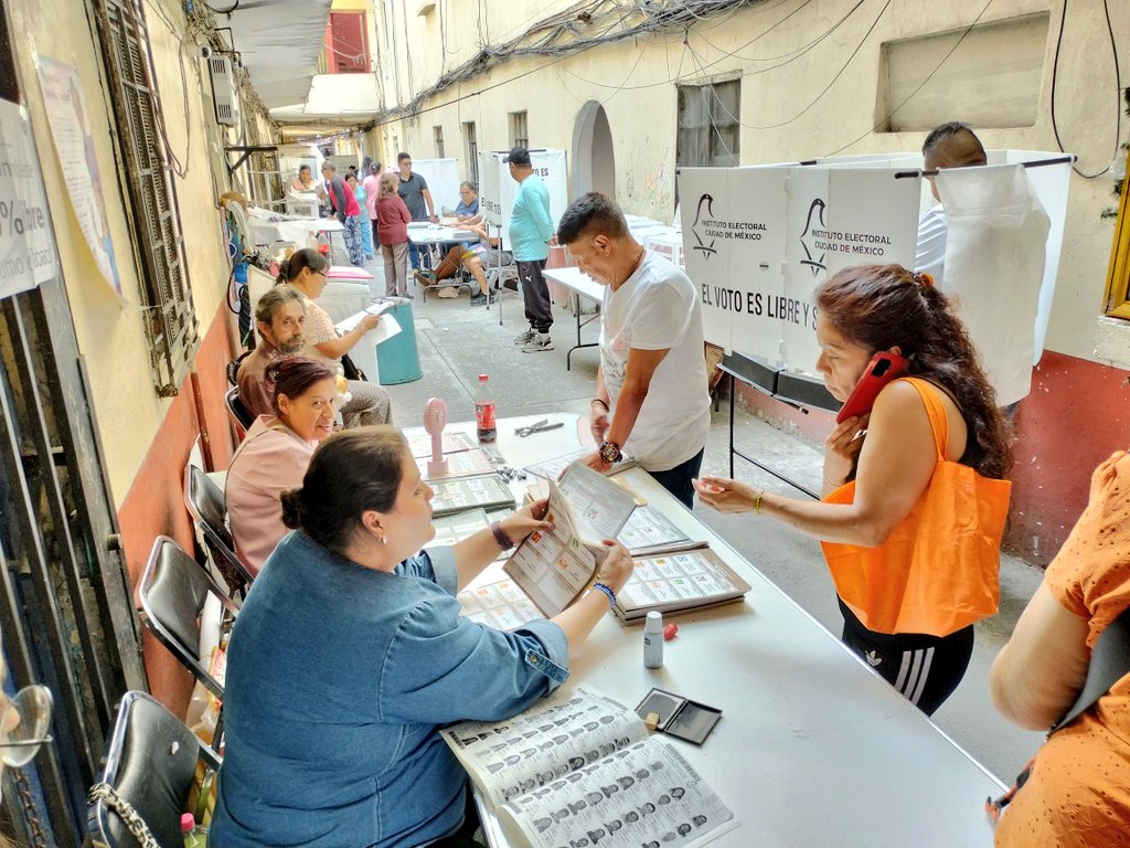 IECMDD09's tweet photo. En el #DD9 hacemos recorridos a algunas mesas de casilla 🗳️ y constatamos una alta afluencia de electores 👍🏼
#Vota2deJunio
#LasEleccionesSonNuestras
#IECM
#EleccionesMéxico2024 https://t.co/CSqajRnuDq