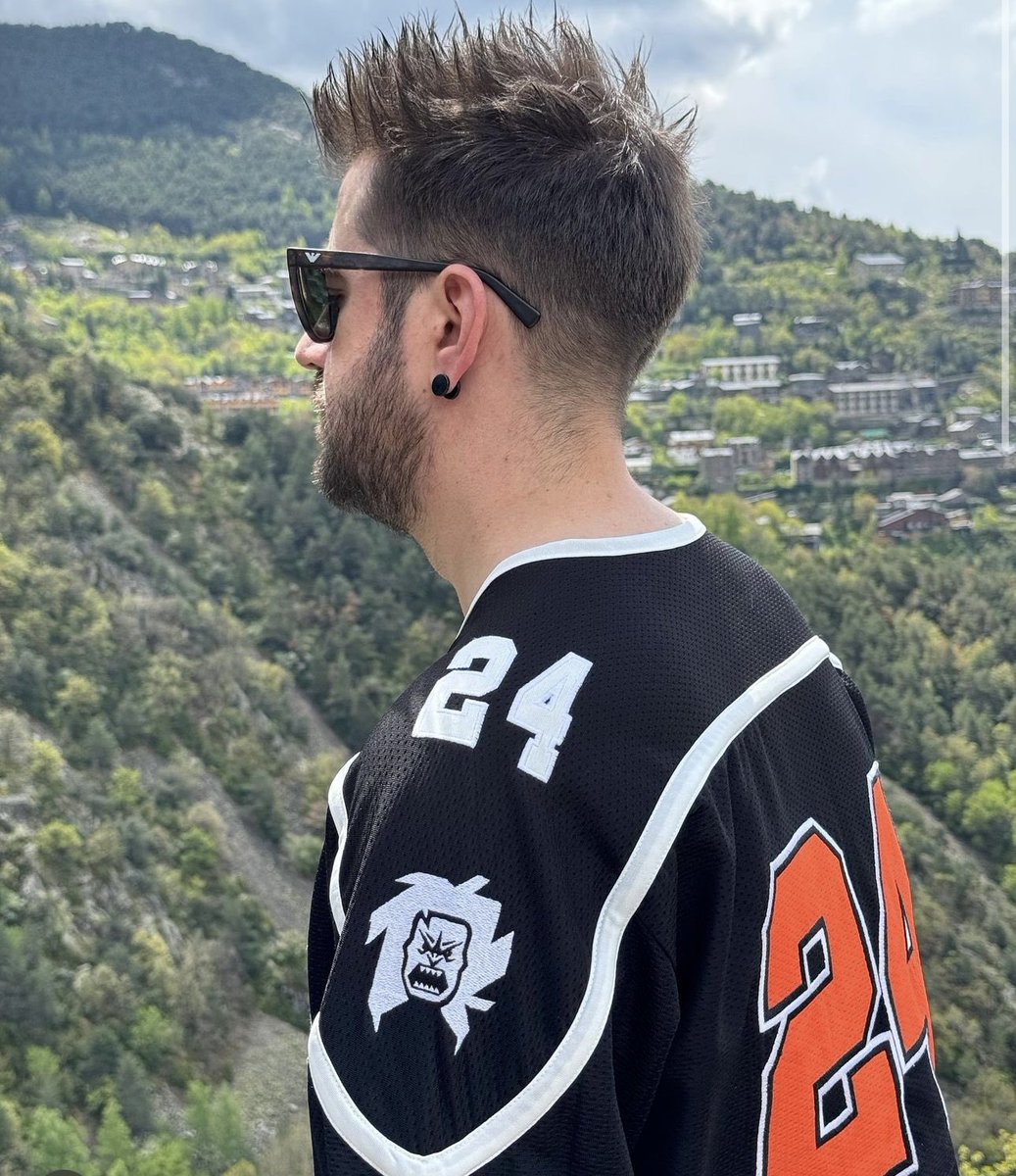 moonlight_1422's tweet image. auroners cada que enfocan a auron💞