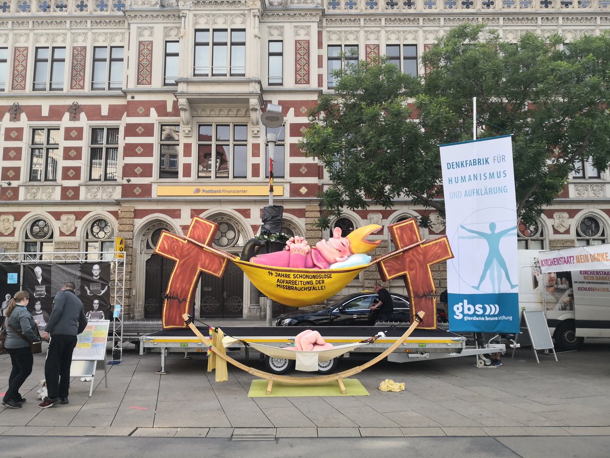 11tesGebotDE's tweet photo. @WichAgnes @KNA_Newsroom @JensWindel Zu uns kamen viele Erfurter und auch viele Besucher des #Katholikentag|s, die uns nahezu allesamt zustimmten. Aber Entscheidungsträger suchten nicht das Gespräch mit uns. https://t.co/GRloO81Mb7