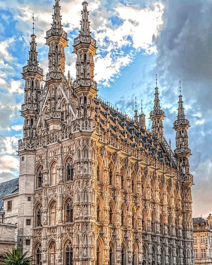 City Halls should inspire civic pride and enhance the aesthetic appeal of public spaces. 

Let’s take a look at some of the most beautiful city and town halls in Europe:🧵