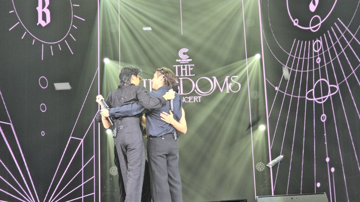 BrightTrending's tweet photo. ขอบคุณมากๆเลยนะครับ 
Bright x KingDomsCC Day2
#TheKingdomsConcertxBRIGHT_Day2
#TheKingdomsConcertxBright
#TheKingdomsConcert_D2
#TheKingdomsConcert
#bbrightvc @bbrightvc https://t.co/IJz53puvRX