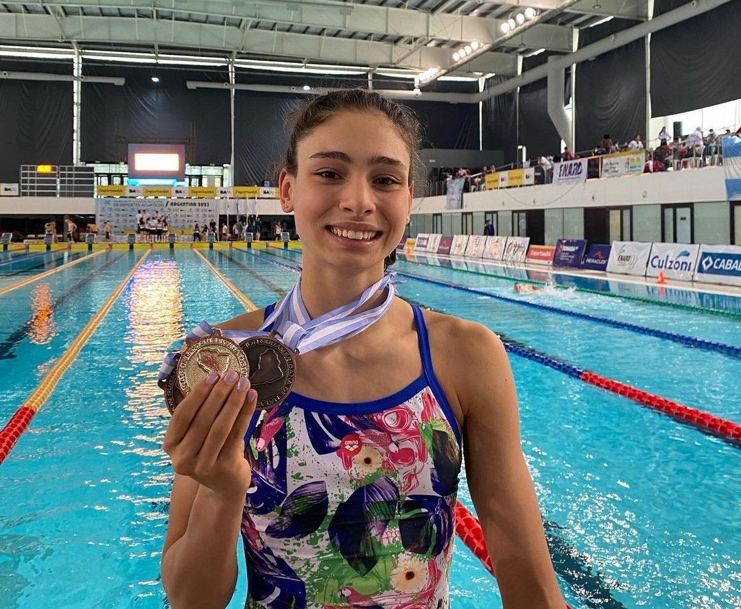 CAOlimpia's tweet photo. La nadadora olimpista Angelina Solari obtuvo el pasado sábado 1 el nuevo Récord Nacional en los 50 m Mariposa en pileta corta, con un tiempo de 27"36.
#OrgulloOlimpista https://t.co/Gk5Prz5phR