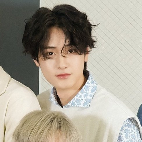 okay but lets talk about curly woojin🥺