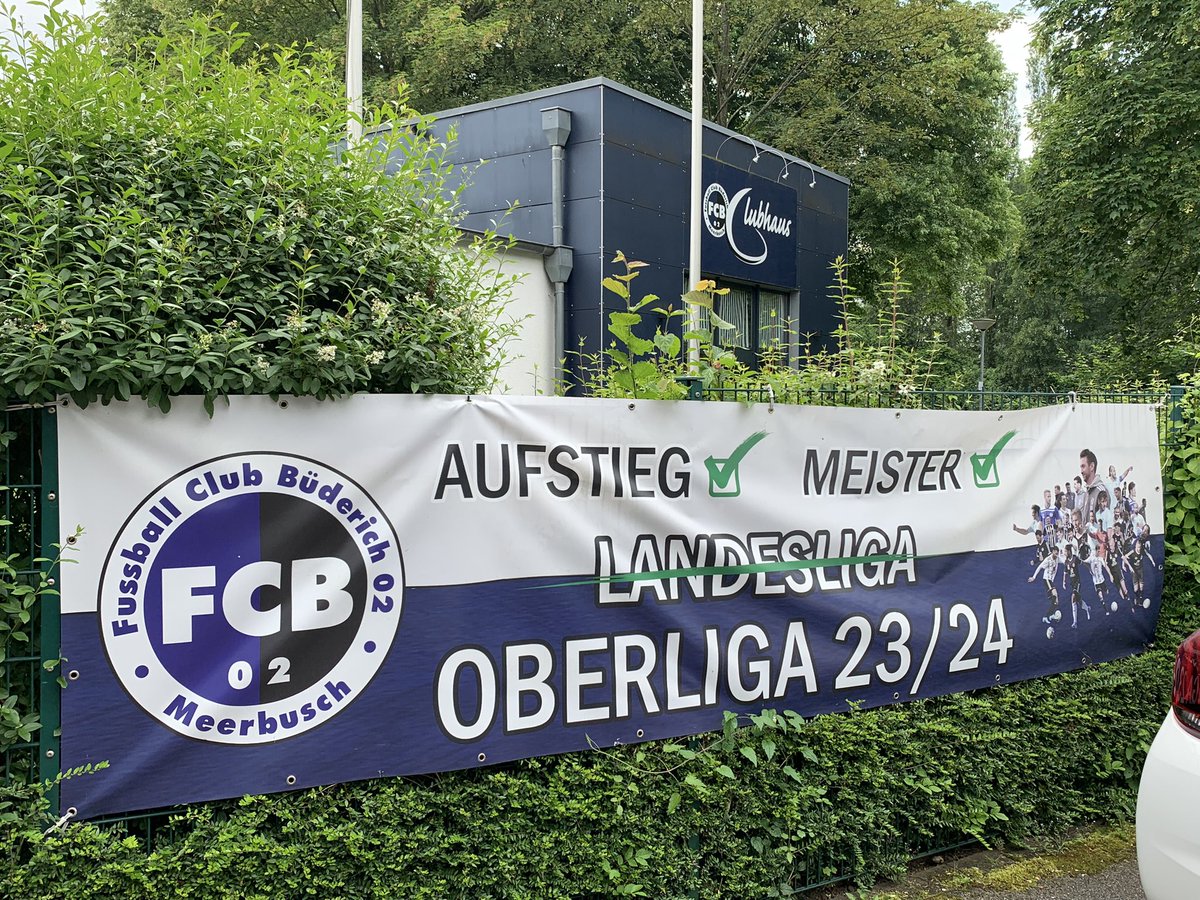 vanpogototpopo's tweet photo. Vandaag met @RonvdBekerom naar FC Büderich 02 tegen KFC Uerdingen 05 in de Oberliga. Büderich was al zeker van handhaving en Uerdingen al zeker van promotie, maar aangezien deze pot in het Stadion Am Eisenbrand werd gespeeld toch zeer de moeite (dank voor de tip @noppes). https://t.co/tjKsTATup0