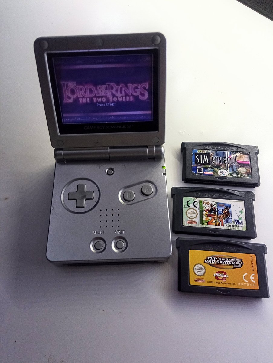 RogerAdamsVO's tweet photo. Yes! found a treasure in my old chest of forgotten things. And I have the charger and it still works. #gameboy #advancesp #games #hellyeah #retro #nintendo 🤘 https://t.co/ExHG0y53J1