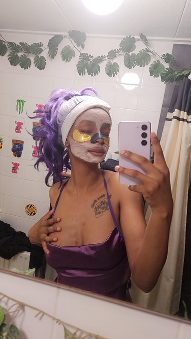 Happy selfcaresunday 💕  On Sunday hot girls do face masks and clean the house. Ever since I have been