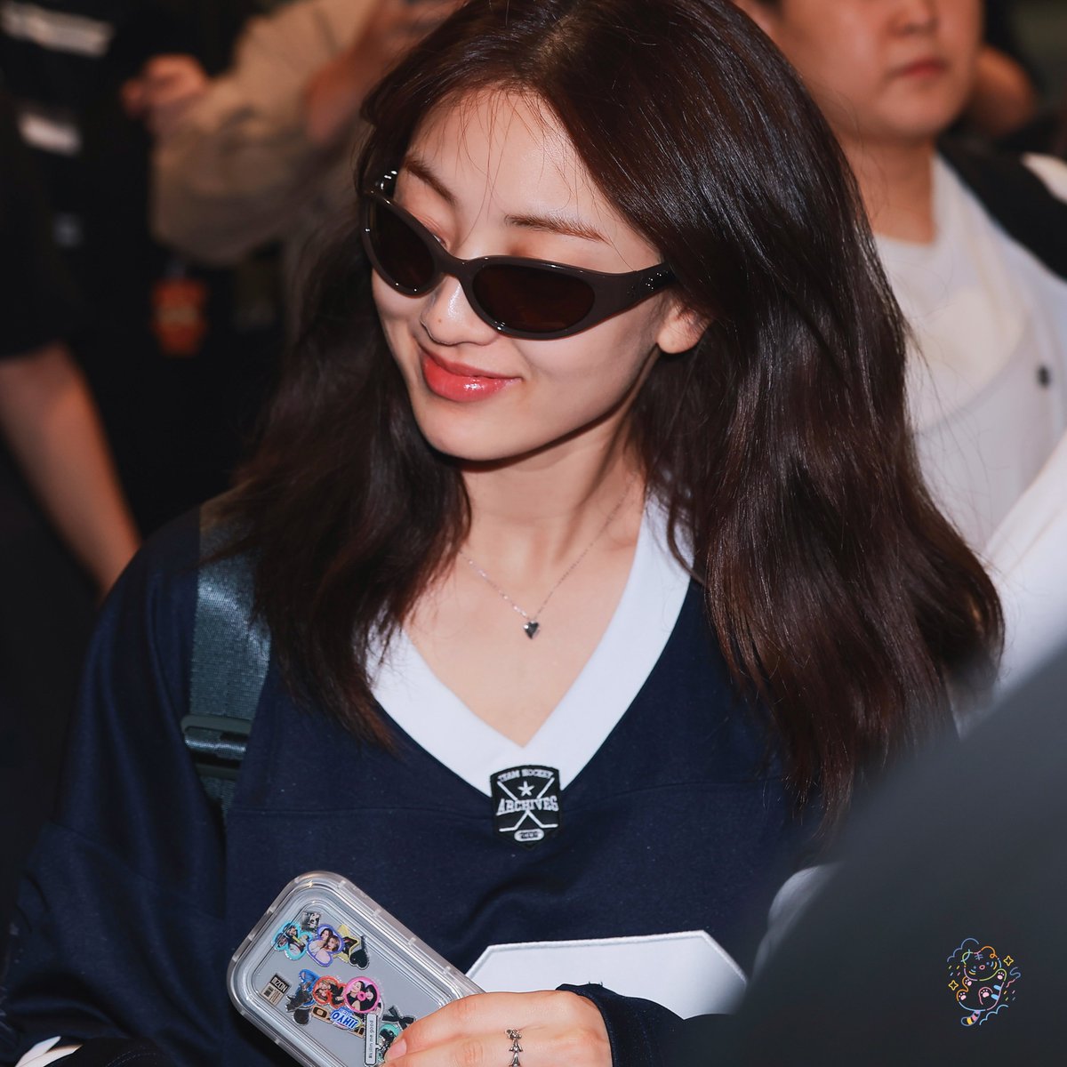 Jihyo using this phone case with pics of her with each member, no one loves 9WICE more than TWICE themselves 🥹💕