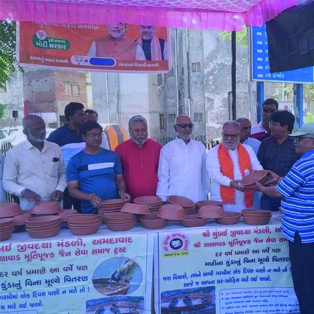 NavkarSarvar's tweet photo. More happy faces.

Contact us on +91-99091 55603
Email - sanjay@navkarsarvar.org

#navkarsarvarkendra #kundavitran #supportus #joinus #contactus #happyface #successfulmission https://t.co/udfx1uLjyj