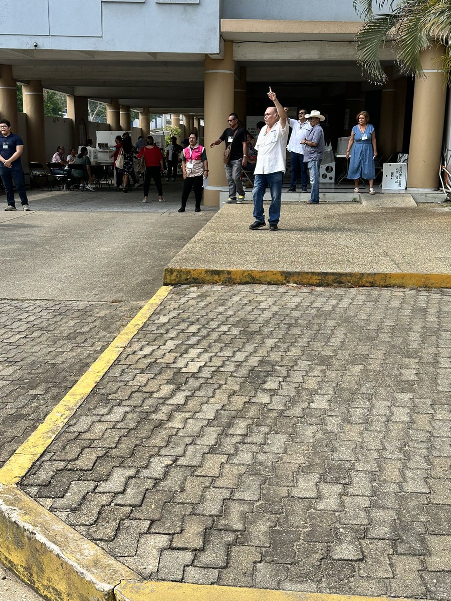 tangonegro's tweet photo. @INEMexico una total ineficiencia con el personal de la casilla, no saben organizar, ni el alfabeto se saben. 9:37 y no empezamos https://t.co/GpNbcabrEP