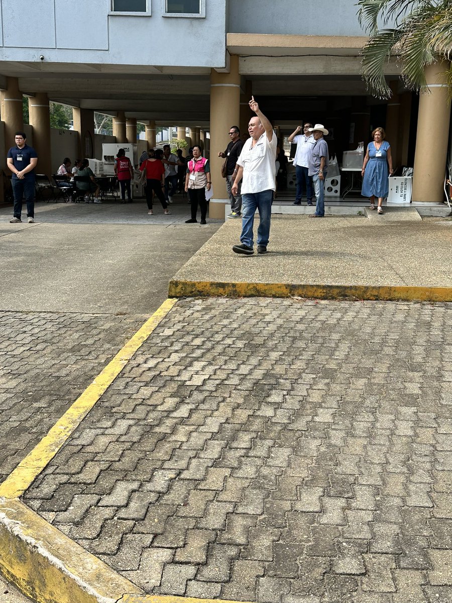 tangonegro's tweet photo. @INEMexico una total ineficiencia con el personal de la casilla, no saben organizar, ni el alfabeto se saben. 9:37 y no empezamos https://t.co/GpNbcabrEP