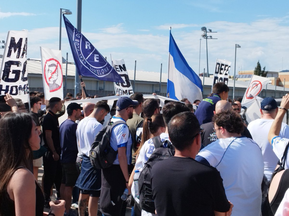oriolvidal23's tweet photo. Protesta de La Curva. Consulta d'Ambició Perica. Moviments contra Chen abans del playoff. #rcde @esport3 https://t.co/LcdiRc2eST