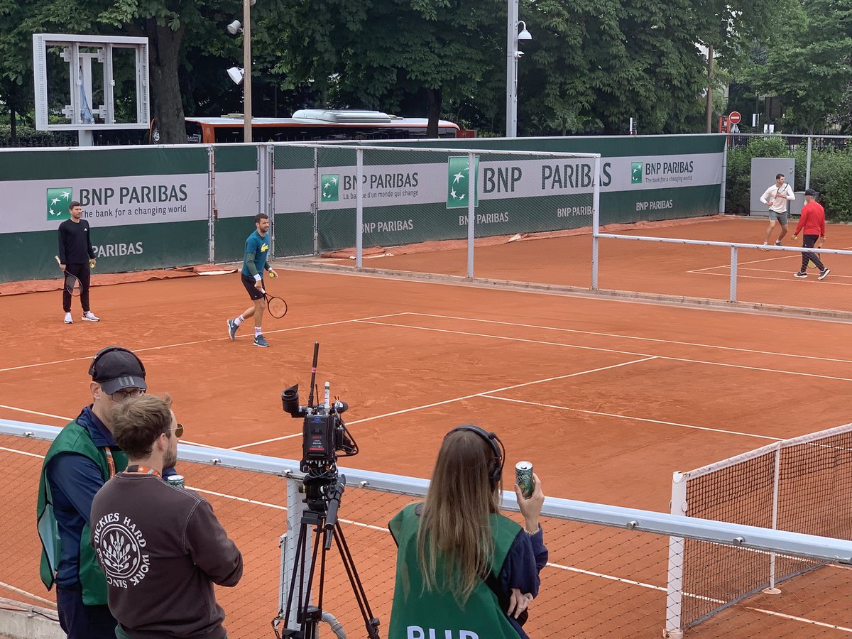 Grigor Dimitrov entrena previo a su partido de esta tarde ante la atenta mirada de su entrenador, el venezolano <a href="/danielvallverdu/">Daniel Vallverdu</a> 
Al fondo su rival de hoy Hubert Hurkacz