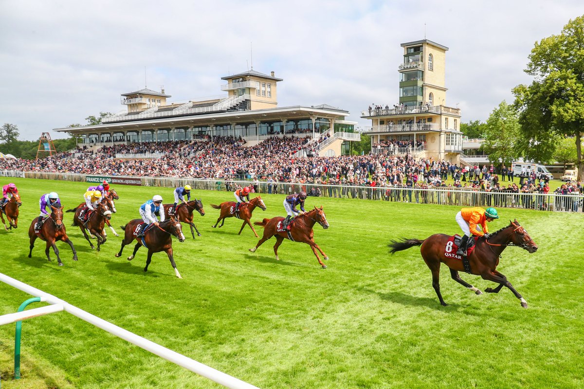 LOOK DE VEGA (Lope de Vega <a href="/BallylinchStud/">BallylinchStud</a>) remporte en champion le Prix du Jockey Club (Gr1) ! Il offre un deuxième titre à la famille Lerner, gagnante en 2001 avec Anabaa Blue, la première cependant pour Yann, désormais associé avec son père Carlos.
<a href="/InfoArqana/">ARQANA</a> 
📸<a href="/ScoopDyga/">ScoopDyga</a>