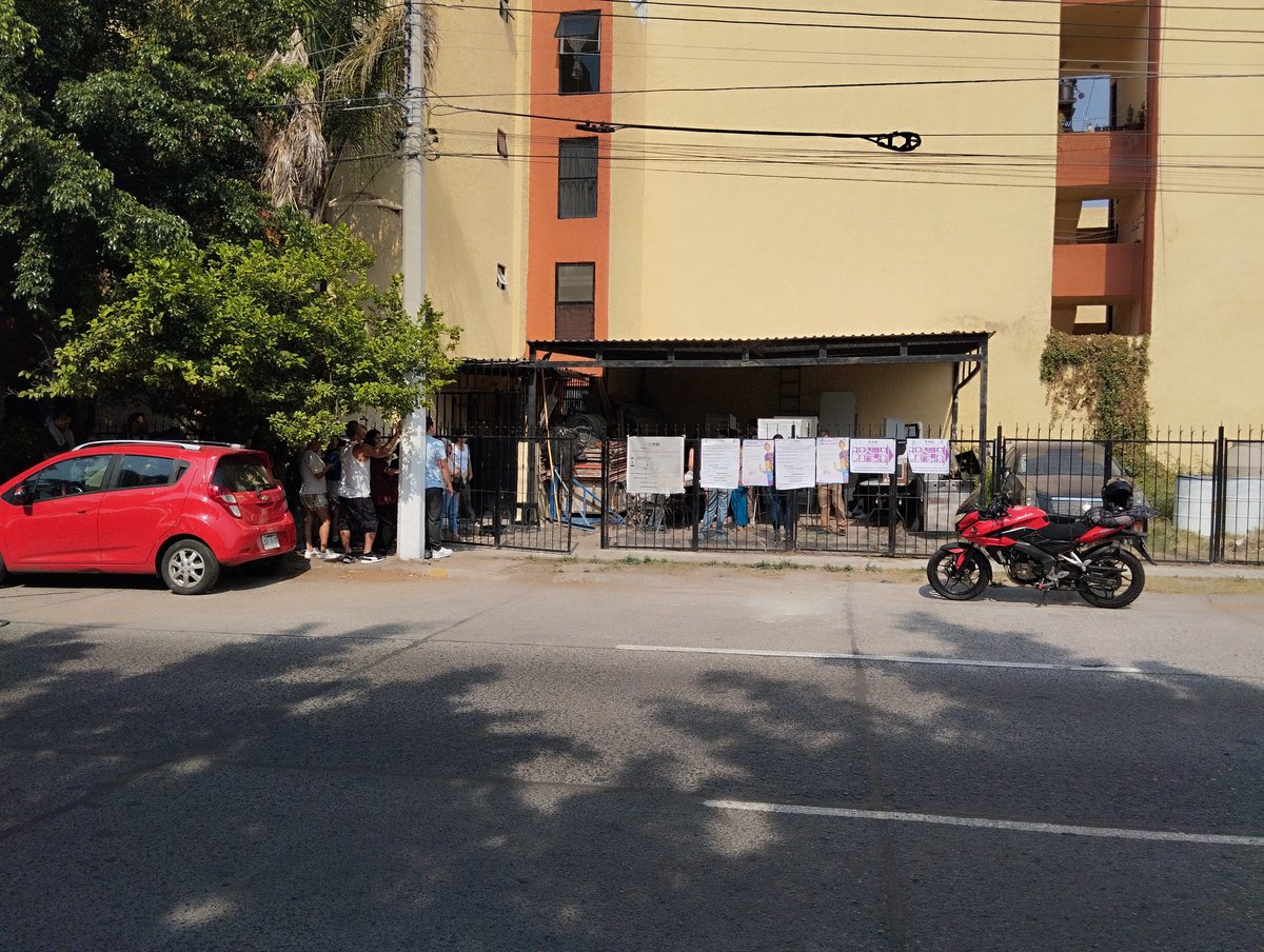 KarlaC_Glez's tweet photo. Comienzan #EleccionesMéxico2024 que podemos esperar.
Para comenzar la casillas abren tarde https://t.co/EfJDLrObJb
