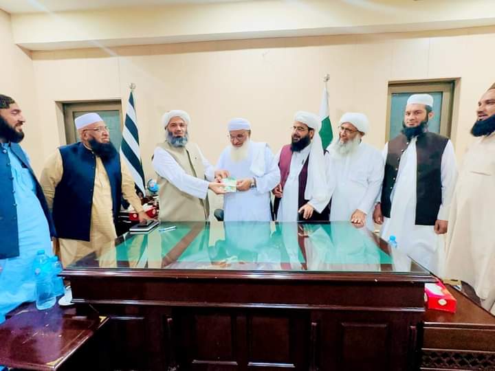 مفتی محمود مرکز پشاور۔۔
رکنیت سازی مہم۔۔
شیخ القرآن والحدیث شیخ ادریس صاحب نے جمعیت علماء اسلام کے رکنیت فارم پُر کرکے آج سے باقاعدہ طور پر پورے ملک میں رکنیت سازی مہم کا آغاز کردیا۔۔۔