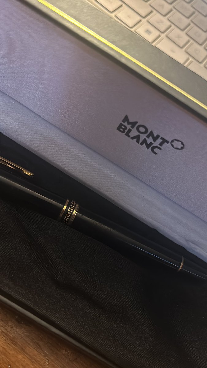 Olinlinlinnn's tweet photo. selalu ada aja rencananya kasih pulpen tintanya suru beli sendiri, paok https://t.co/J6phWVzhKQ