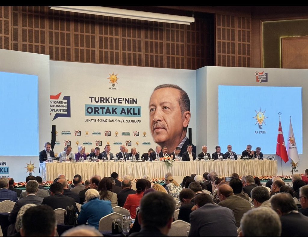 efkanala's tweet photo. Genel Başkanımız ve Cumhurbaşkanımız Sayın @RTErdogan’ın teşrifleriyle 31. İstişare ve Değerlendirme Toplantımızı gerçekleştirdik. 

Toplantı sonuçlarının ülkemiz, milletimiz, partimiz ve teşkilatlarımız için hayırlı olmasını diliyorum. https://t.co/hkin43bgvW