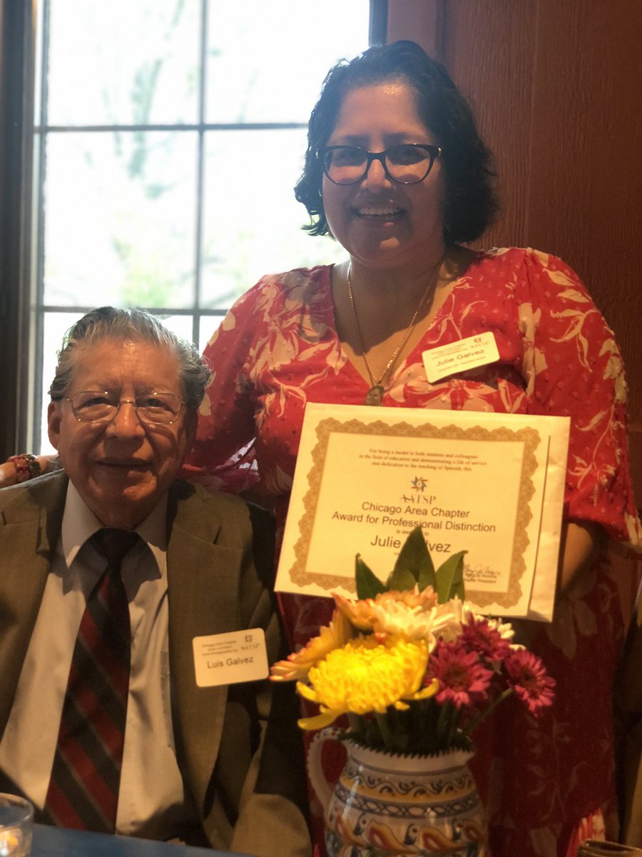 aatsp_chicago's tweet photo. Nuestro capítulo celebra 2 profes que recibieron el premio de servicio distinguido: ¡felicidades a Juan Fernández, &amp; Julie Gálvez!  También reconocimos el trabajo del concilio ejecutivo por haber sido nombrado por la @AATSPglobal el prestigioso Capítulo del Año 2024. @SHH_AATSP https://t.co/kOLkN4P4pv
