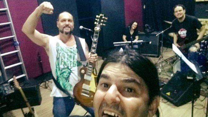 KhrisNRocks's tweet photo. Vem com a gente que hoje tem ENSAIO! Quartou! 📷
.
#KhrisNRocks #RockSeFazJunto #Autoral #RockAutoral #MusicaAutoral #QuartaFeira #BandaIndependente #CenaRock #BandaDeRock #HardRock #Musically #JfEstudio https://t.co/2B3F0UIy7E