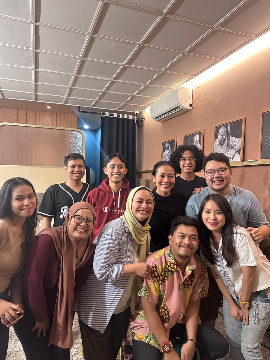 kerasnyalyfe's tweet photo. HARI INI DITONTON, DISTORIIN, DAN DI DM ALUMNI HI UNPAR LAGII 😭😭😭

MAKASIH MBAK @deelestari 

HUEEE STARSTRUCKK 😭😭😭 https://t.co/Xlv5e6mo33