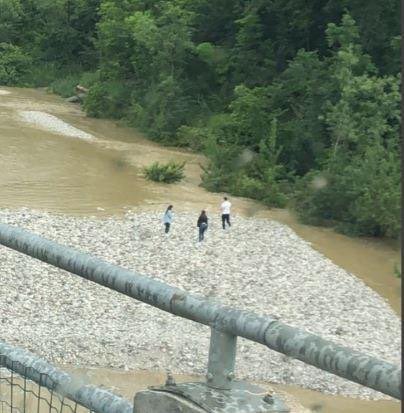 ilcieloavolte's tweet photo. Facciamo chiarezza sulla tragedia del Natisone:

- Fuori dall'isolotto l'acqua era ALTA, non sarebbero riusciti ad arrivare a riva senza essere portati via dalla corrente
- Sono rimasti lì perchè probabilmente credevano che i soccorritori sarebbe arrivati in tempo

⬇️ #natisone https://t.co/ydG0z6nJcF