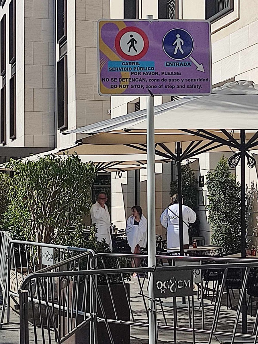 sevillanosORG's tweet photo. Turistas en albornoz en plena plaza de La Magdalena.

Sevillano rebélate, recupera la ciudad que te han robado. 

#FueraPolíticos
#Quedan3años

👉https://t.co/xVY0Zy6pSQ https://t.co/Ch3YunWXm4