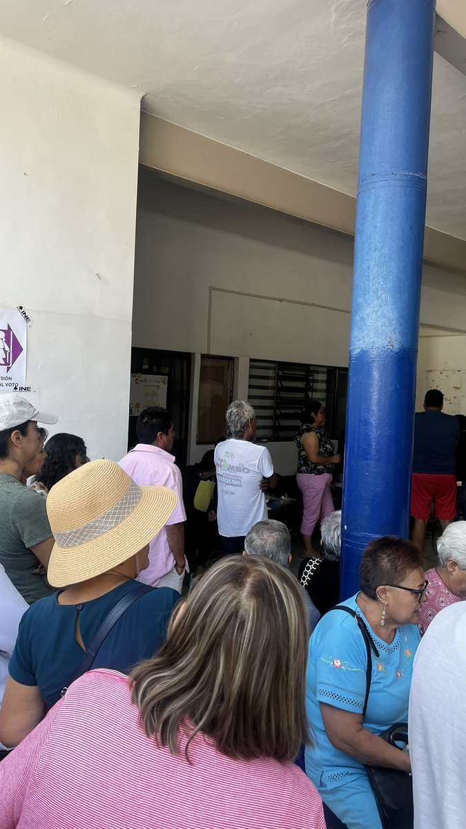 KarlaElizabethG's tweet photo. En la casilla en Hércules de la sección 0387, permiten a personas votar con playeras de partidos políticos. https://t.co/k4ic0JZy1L