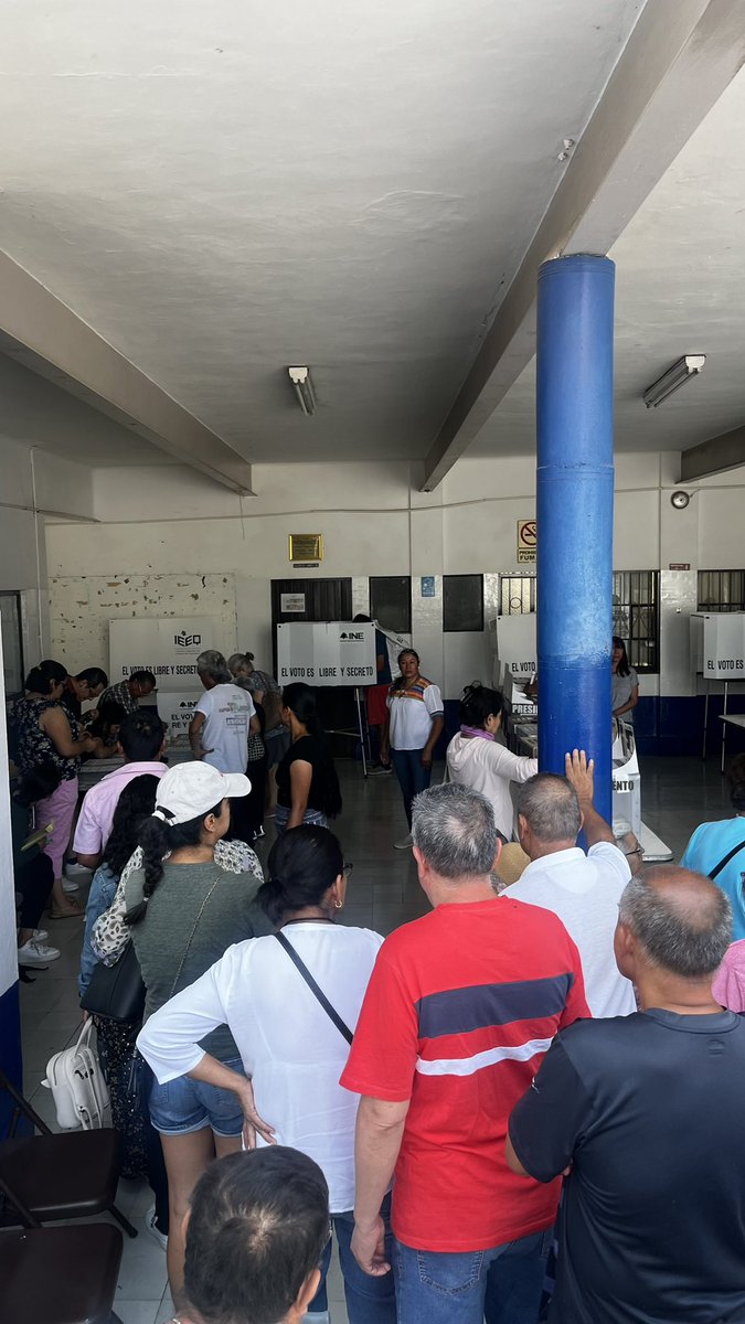 KarlaElizabethG's tweet photo. En la casilla en Hércules de la sección 0387, permiten a personas votar con playeras de partidos políticos. https://t.co/k4ic0JZy1L