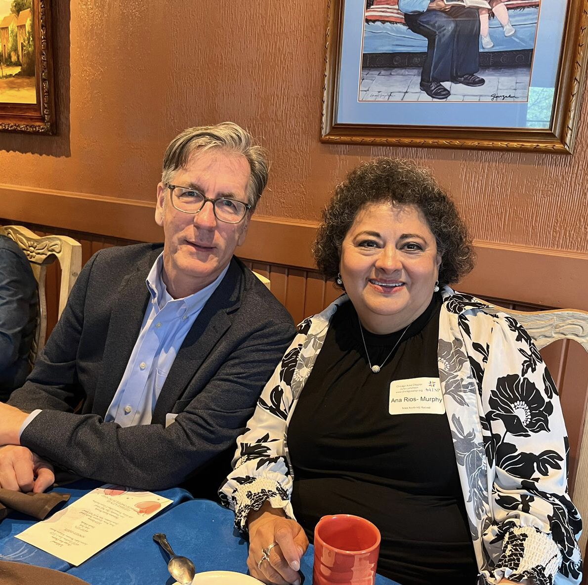 aatsp_chicago's tweet photo. ¡A celebrar! Nuestro capítulo festejó el final del año escolar. Agradecemos a nuestros miembros por su dedicación a esta noble profesión e invitamos a más profes de español y portugués en Chicago y suburbios a unirse a esta organización profesional local. @AATSPglobal @SHH_AATSP https://t.co/p9awo5s67A