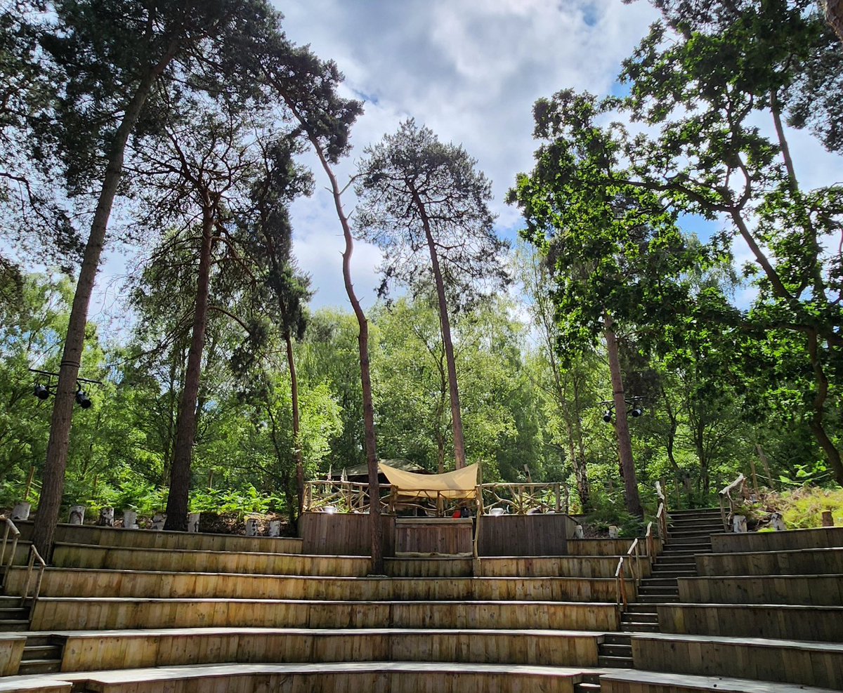 Not too shabby a place to spend an afternoon entertaining lovely folks with some love Austen eh?! Our thanks to @thoringtontheatre for making us part of the open air family! Only 20 mins and it'll be all eyes on stage for Austen’s Women: LADY SUSAN!
#literature #janeausten
