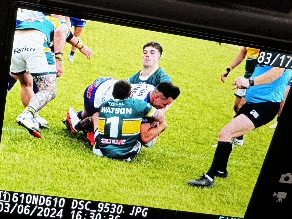 4020pix's tweet image. It’s so important to have decent referees. No ref no game but bloody hell.  Come on. #notry