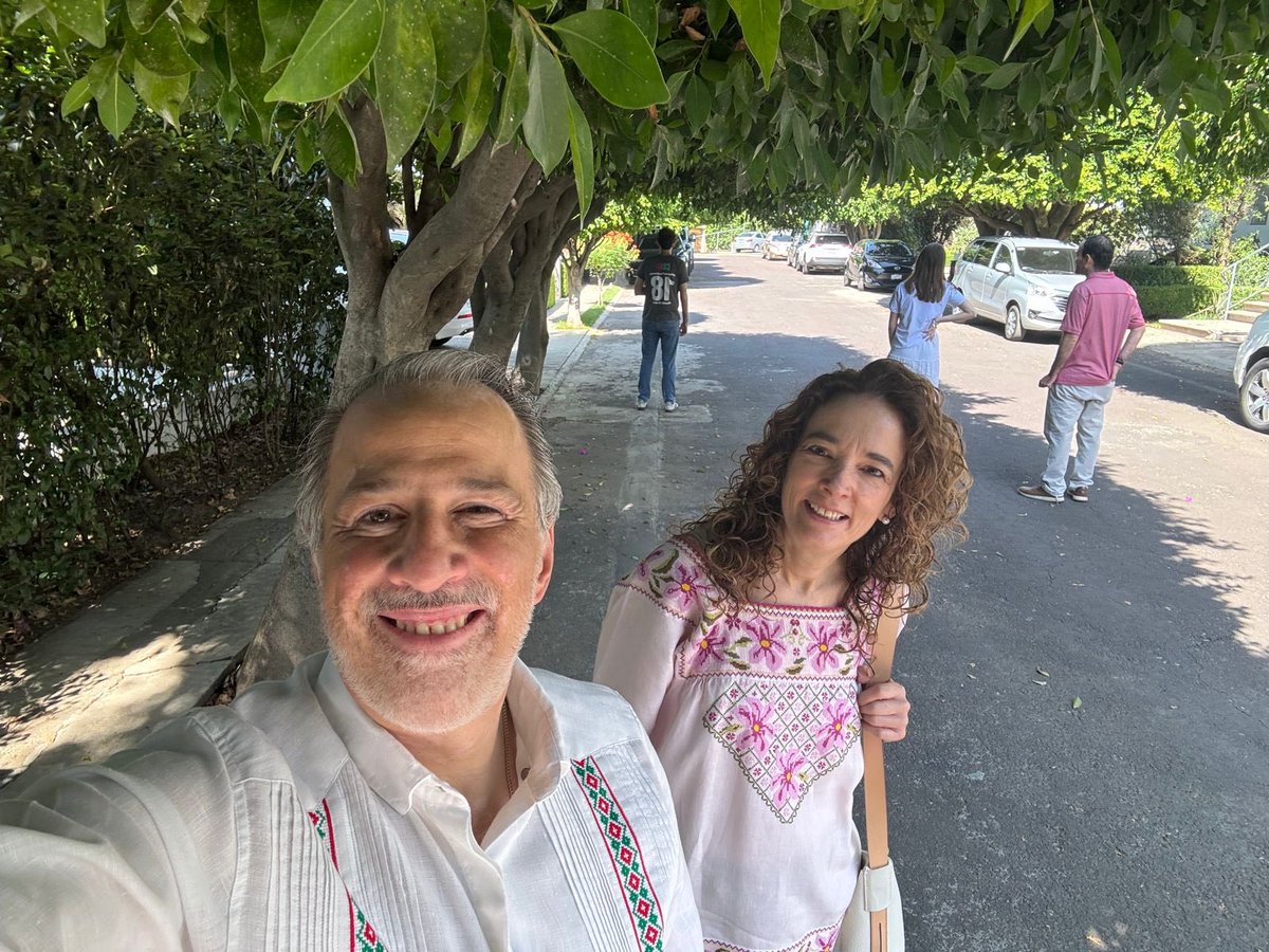 JoseAMeadeK's tweet photo. En familia vamos ya en camino a votar.  
José Ángel y Magdelena lo harán por primera vez en una elección presidencial. 
Yo voy a votar por un país para todos, mejor, unido, alegre, exitoso y que se gobierne con responsabilidad.
#Vayamosavotar https://t.co/JCBC9d3EVr