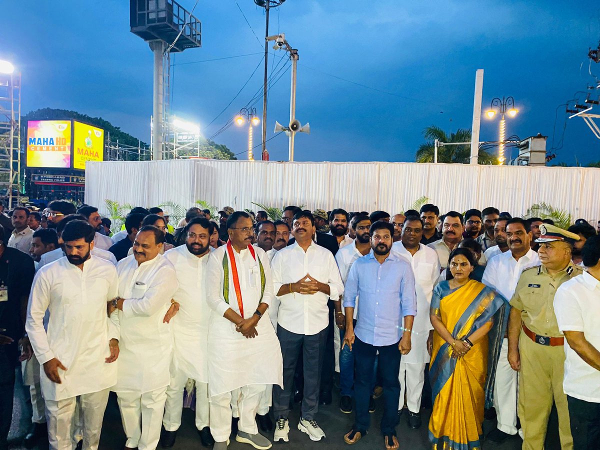 VenkatBalmoor's tweet photo. ట్యాంక్ బండ్ పై ఘనంగా తెలంగాణ రాష్ట్ర ఆవిర్భావ దశాబ్ది ఉత్సవాలు.

జ్యోతిప్రజ్వలన చేసి ఉత్సవాలను ప్రారంభించిన గవర్నర్ రాధాకృష్ణన్ గారు, సీఎం రేవంత్ రెడ్డి గారు. https://t.co/w7GCn4uEl5