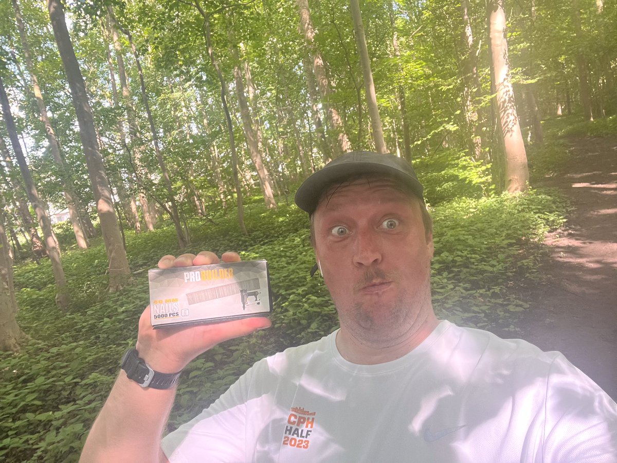 MarkBuskbjerg's tweet photo. Skulle hente mere madding til sømpistolen, så hoppede i løbeskoene for at krydse ugens lange tur af på samme tid. 

Phew. Det var godt nok en varm omgang. Kortede turen ned med 4 kilometer og sluttede af med en rigtig dejligt gå-tur i stedet for 😅

#TwRunDK #kogt https://t.co/8MQduc0fXa