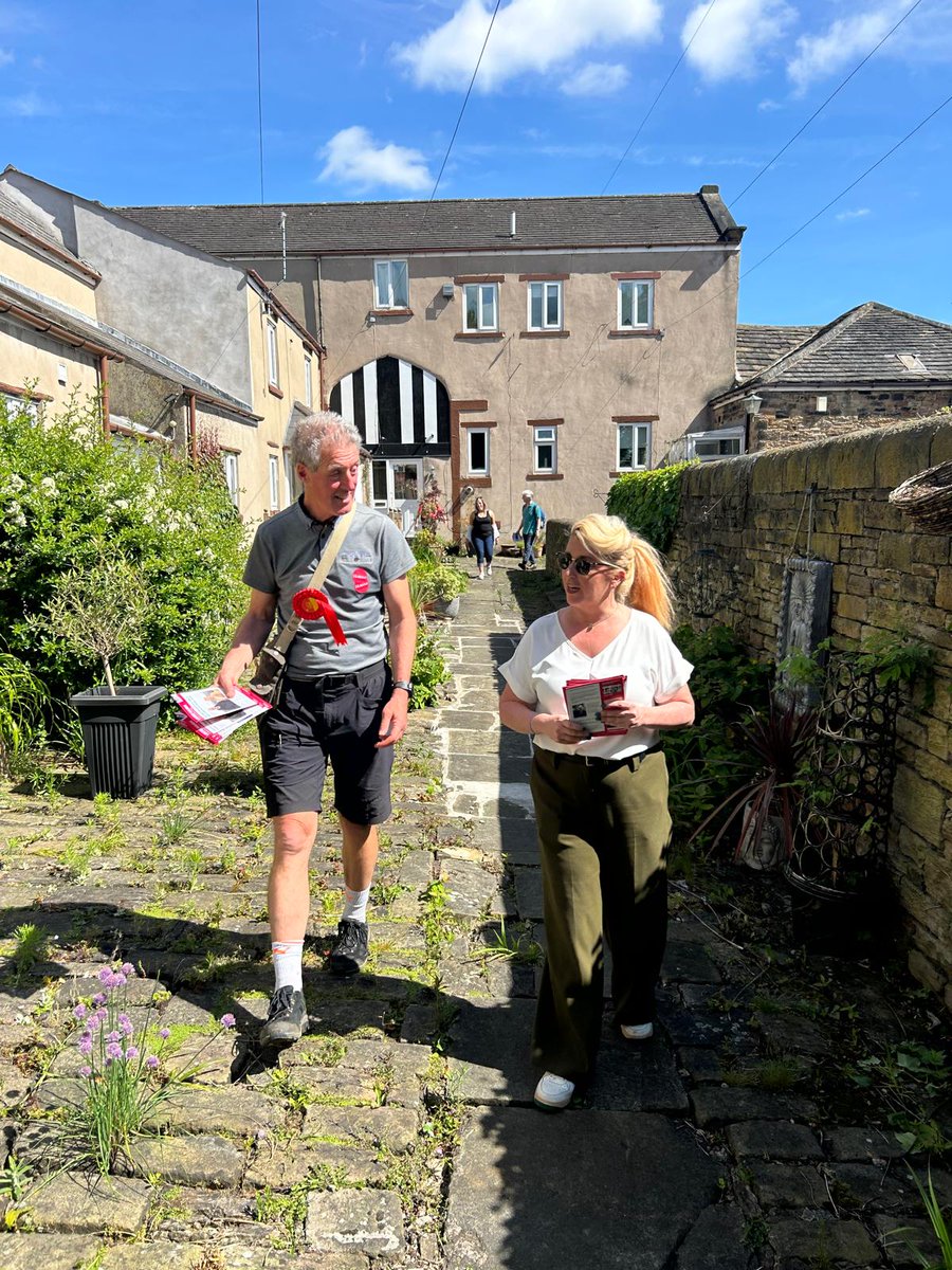 LouHaigh's tweet image. Thanks to @HeeleyLabour members longstanding and brand new for coming out in the 🌞 to launch our campaign in Manor Castle today 🌹