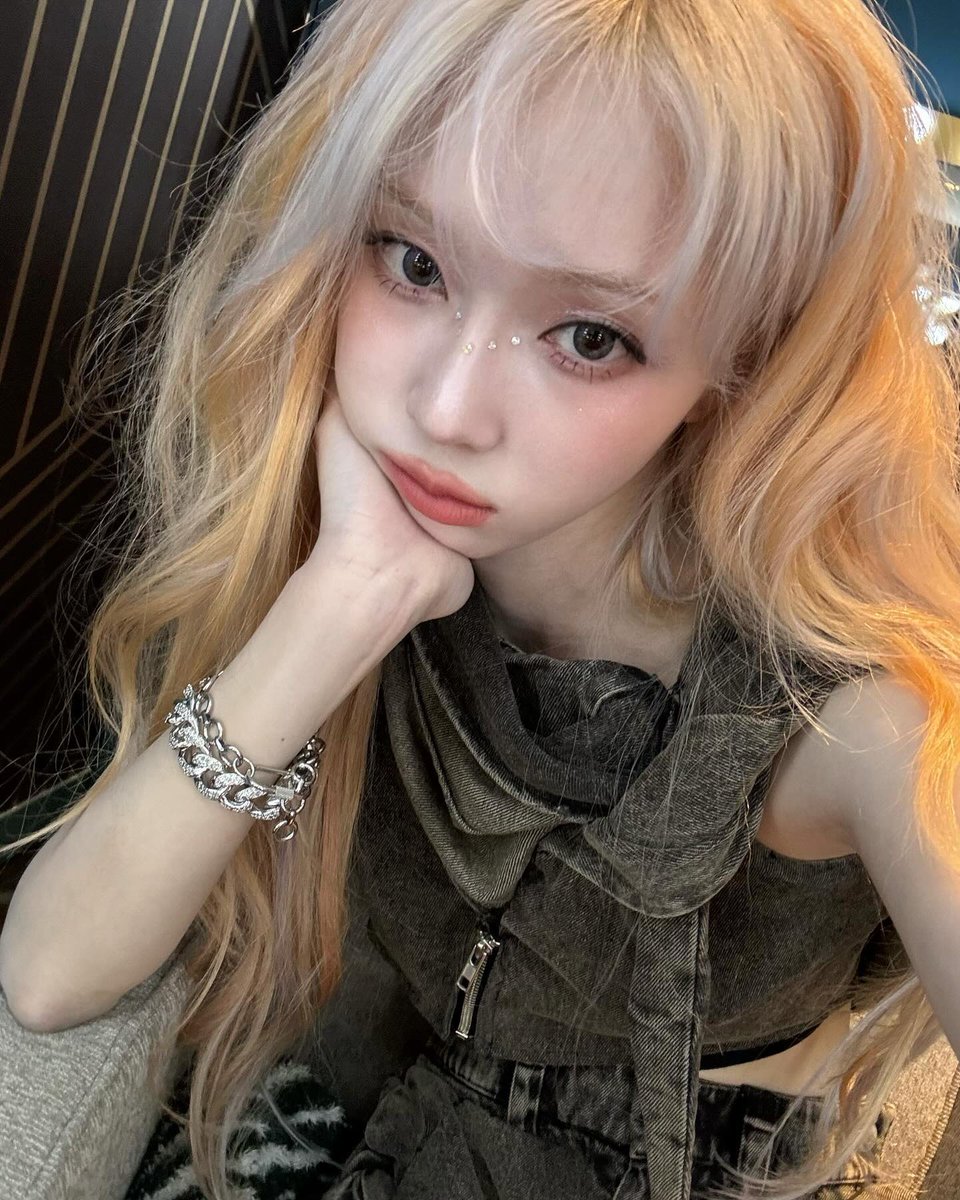 onewinter_'s tweet photo. 와 윈터님 셀카 폼이 왜이래 https://t.co/Kd1uXLzSp8