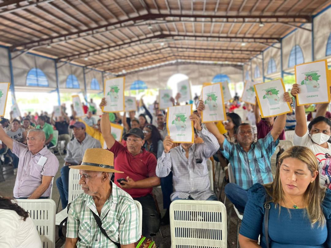 davidjhg's tweet photo. La democratización de la tierra es parte de la lucha histórica por el derecho a la vida. Esta es La Ley de Tierras del comandante Chávez, profundizada por el presidente @NicolasMaduro. Sumamos 18.878Ha para la producción en Pariaguan. 
¡La tierra es de quién la trabaja! https://t.co/kLSHBav57e