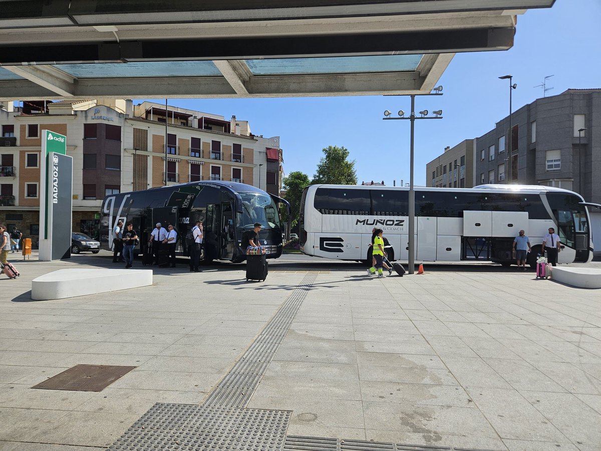 AlbaAlAjillo's tweet photo. Llueve sobre mojado. El ministro @oscar_puente_ aseguraba hace unas semana que hoy, día 2 de junio, los extremeños contaríamos con un Alvia para hacer el trayecto de Badajoz a Madrid y viceversa. Cogí el que salía a las 17.43 y supuestamente llega a las 22.18 a la capital... https://t.co/23Xk0C6lDu