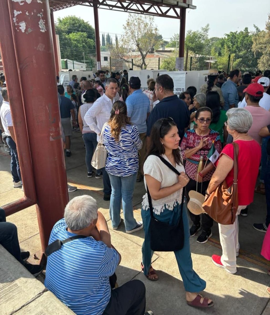 La lengua de Oaxaca (@lalenguaoax) on Twitter photo 📢#ALERTA
Este cerdo solo viene a #Oaxaca para sus propios beneficios.
Quiere seguir mamando de #NiUnVotoAMorena2024
<a href="/alejandromurat/">Alejandro Murat</a> eres una 💩 perro traidor
Casilla San Felipe del Agua 📢#ALERTA
Este cerdo solo viene a #Oaxaca para sus propios beneficios.
Quiere seguir mamando de #NiUnVotoAMorena2024
<a href="/alejandromurat/">Alejandro Murat</a> eres una 💩 perro traidor
Casilla San Felipe del Agua