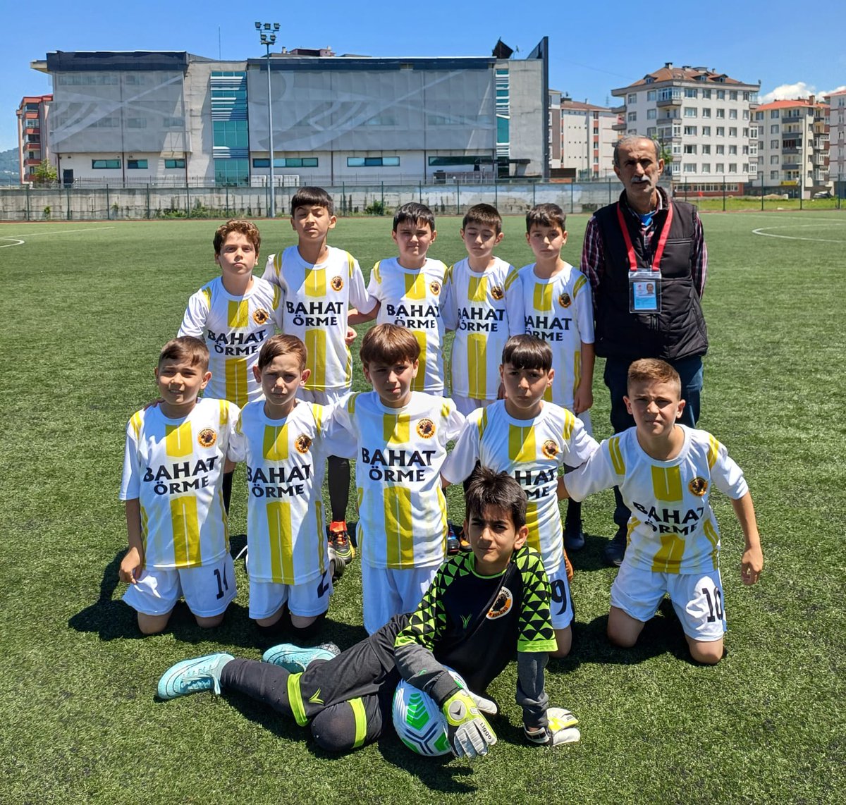 Vavukekspres's tweet photo. Tirebolu’yu Birol Özmen U11 Giresun Miniminikler Futbol Şenliği Turnuvasında sadece iki takım temsil ediyor Bunlardan birisi de takımımız VAVUK EKSPRESSPOR
Vavuk Ekspresspor, U11, U12, U13 kategorilerinin tümüne katılarak Tirebolu’yu temsil eden tek takım olma başarısını gösterdi https://t.co/Jpj1Zi4Dm0