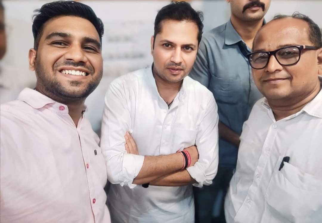 KartikB27978664's tweet photo. हमारे श्री वैभव गहलोत जी को जन्म दिन पर बहुत बहुत बधाई एवं शुभकामनाएं। भगवान शिव का आशीर्वाद सदैव हम सभी पर बना रहे और आप हमेशा स्वस्थ और निरोगी रहे मेरी भगवान शिव से ये ही प्रार्थना है
@VaibhavGehlot80
#happybirthday
🙏❤️🙏जय श्री शंकर महाराज री सा 🙏❤️🙏
#HBVG
@ashokgehlot51 https://t.co/HIObHc7rET