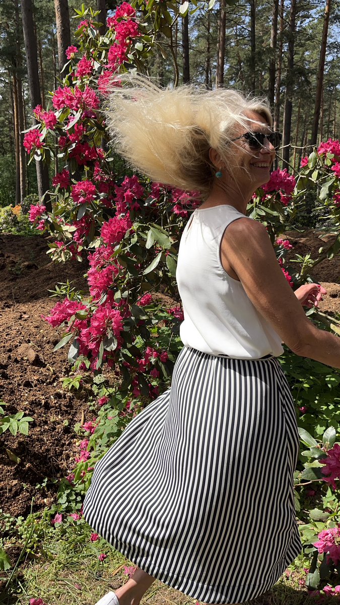 19/30
Šī diena un brīvdienas kopumā ir un bija par prieku, atpūtu un kopā būšanu.
Jau vairāk kā 20 gadus dzīvoju rokas stiepiena attālumā no Babītes rododendru audzētavas, bet, 
lūk, tikai šodien pirmo reizi tur biju.
🌺🌸🌼
Priecīgs cilvēks paziedējušos rododendros.😊