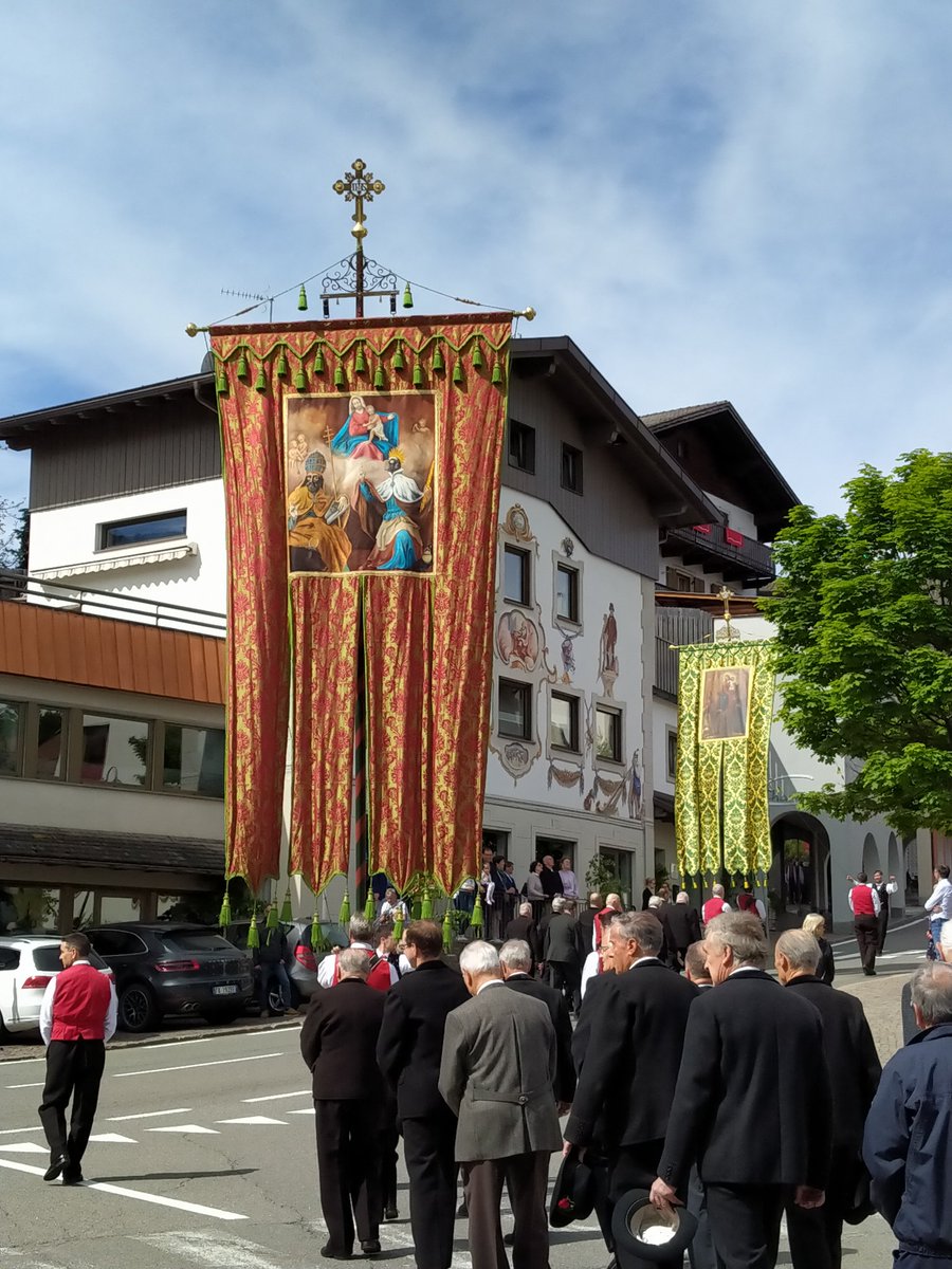 eli_endrizzi's tweet photo. #castelrotto #processione #corpusdomimi e #lagodicarezza https://t.co/kG4gWh4hiC