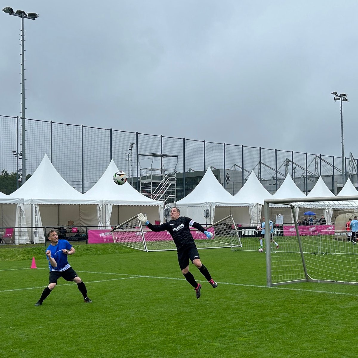 Wir waren beim großen Fußball-Turnier "Team Trophy" der  <a href="/deutschetelekom/">Deutsche Telekom</a> dabei und haben uns bis ins Sechzehntel-Finale gut behauptet. Wir waren begeistert von <a href="/borussia/">Borussia</a>‘s Gastfreundschaft, der Professionalität am #BorussiaPark und Anfeuerung durch Maskottchen #Jünter. #Danke