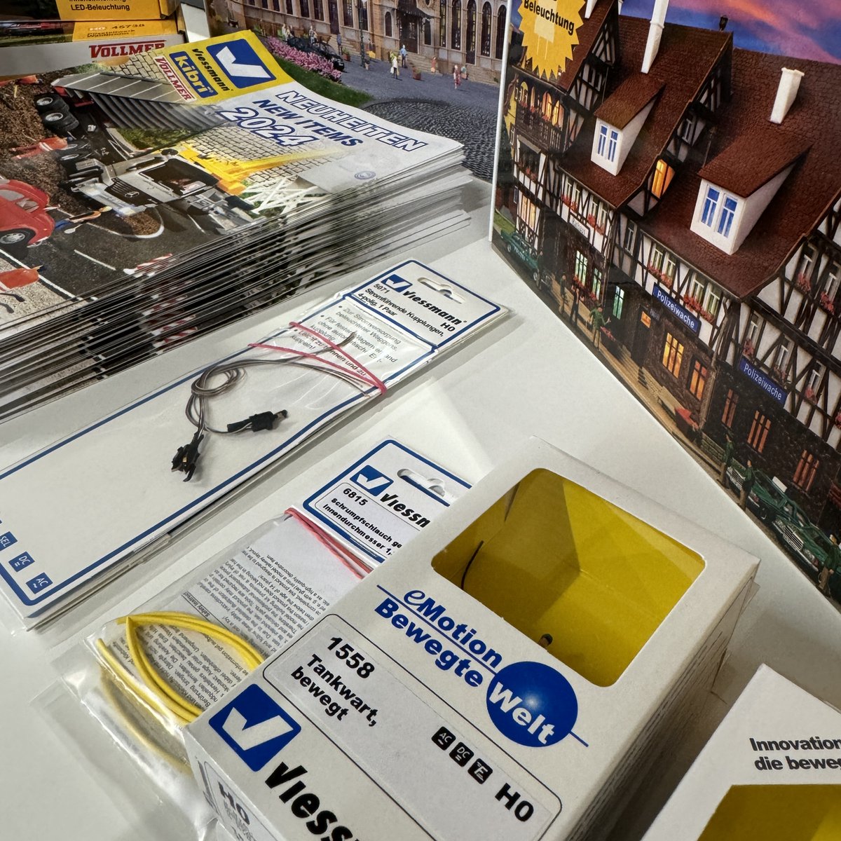 JModelisme's tweet photo. 🏠 Arrivage Kibri, Vollmer, Viessmann.

Cliquez-ici 👉 https://t.co/XTCZSXkeiP

#Kibri #Vollmer #Viessmann #ModélismeFerroviaire #TrainMiniature https://t.co/u51QXMNMrg