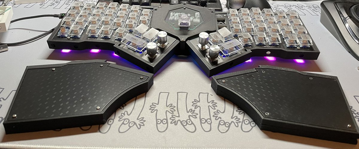 Eromisu's tweet photo. 細部の微調整はまだだけれど、一応形に出来た!
The End Custom_mode-butterfly
一体型版のThe End Custom
合体変形します!(パームレスト
羽ばたきます!(角度調節
光ります!(アンダーグロウ
飾れます!(キースイッチとキーキャップ
わりとまんぞく。
#自作キーボード #TheEndCustom #俺キー https://t.co/YAMwCdcovm