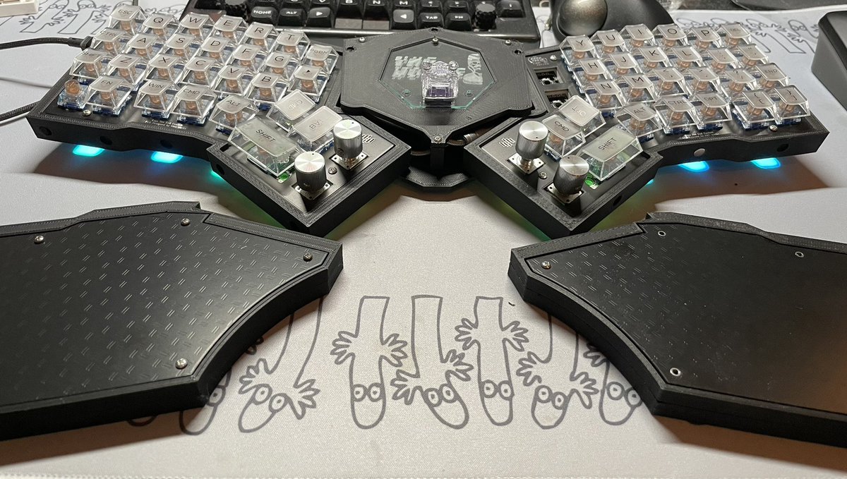 Eromisu's tweet photo. 細部の微調整はまだだけれど、一応形に出来た!
The End Custom_mode-butterfly
一体型版のThe End Custom
合体変形します!(パームレスト
羽ばたきます!(角度調節
光ります!(アンダーグロウ
飾れます!(キースイッチとキーキャップ
わりとまんぞく。
#自作キーボード #TheEndCustom #俺キー https://t.co/YAMwCdcovm